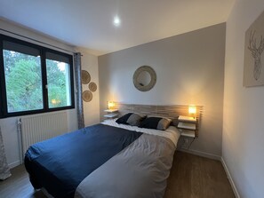 6 quartos, ferros/tábuas de passar roupa, Wi-Fi, roupa de cama