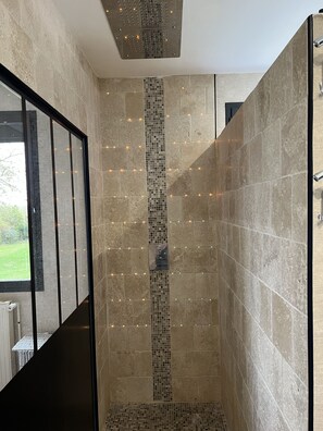 Shower, hair dryer, towels, soap - Maison Pour 8 Adultes et Maximum 6 Enfants Avec Piscine Chauffée, spa et Sauna (Cepoy)
