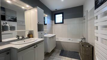 Dutxa, assecador de cabells, tovalloles i sabó