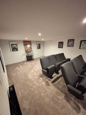 A room with a carpeted floor, a sectional sofa, and framed pictures on the walls. - Maison Pour 8 Adultes et Maximum 6 Enfants Avec Piscine Chauffée, spa et Sauna (Cepoy)