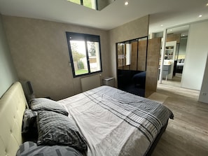 6 bedrooms, iron/ironing board, WiFi, bed sheets