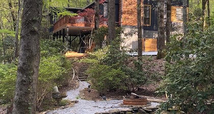 Experience “Splendor in The Mountains” 3 levels,5 bedrooms ,3.5 bath Sleeps 17!