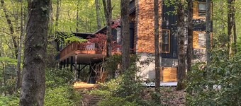 Experience “Splendor in The Mountains” 3 levels,5 bedrooms ,3.5 bath Sleeps 17!