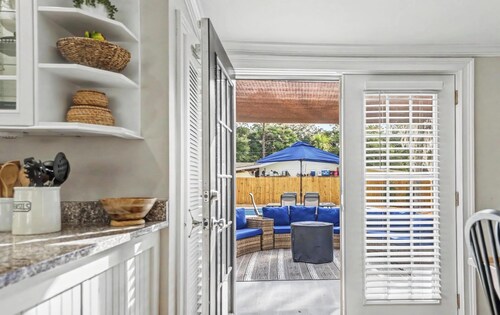 10 min to Parris Island - Pet friendly Retreat w/ Yard & 1-1 Guest House