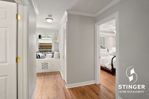 4 habitaciones, escritorio, tabla de planchar con plancha y wifi