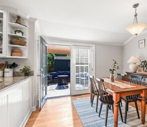 Dining - 10 min to Parris Island - Pet friendly Retreat w/ Yard & 1-1 Guest House (Beaufort)