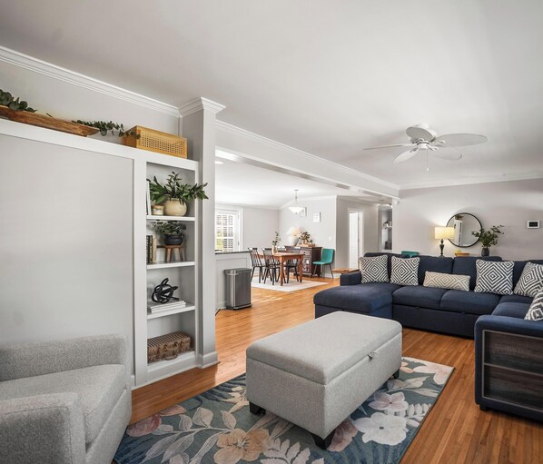 Smart TV, books - 10 min to Parris Island - Pet friendly Retreat w/ Yard & 1-1 Guest House (Beaufort)