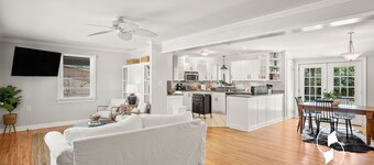 10 min to Parris Island - Pet friendly Retreat w/ Yard & 1-1 Guest House