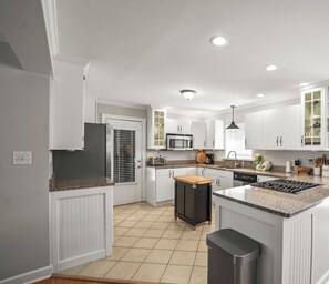 Fridge, microwave, oven, stovetop - 10 min to Parris Island - Pet friendly Retreat w/ Yard & 1-1 Guest House (Beaufort)