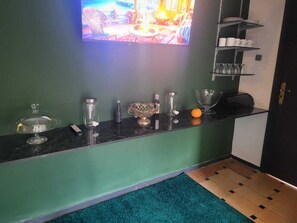 بوفيه فطور مجانًا يوميًا