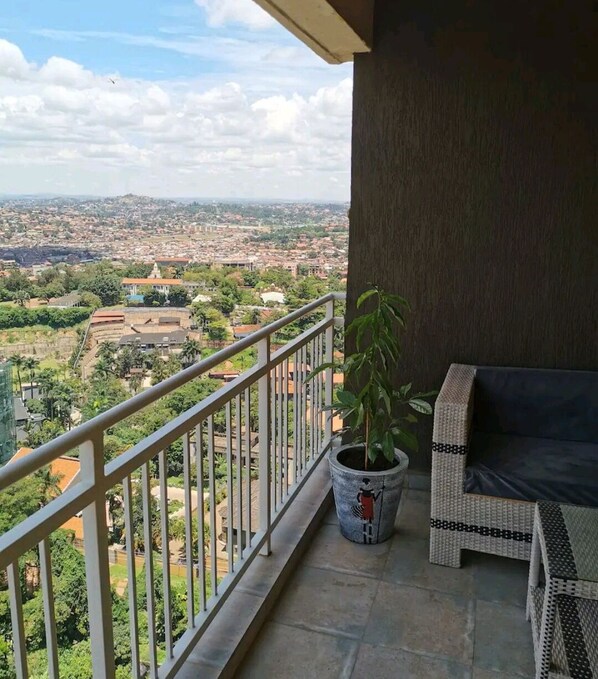 Property grounds - Modern 2-Bedroom Fully Furnished Apartment in Kololo* (Kampala)