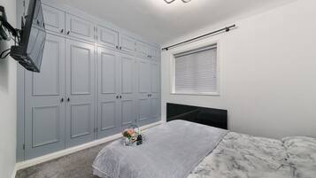 2 bedrooms, desk, iron/ironing board, free WiFi