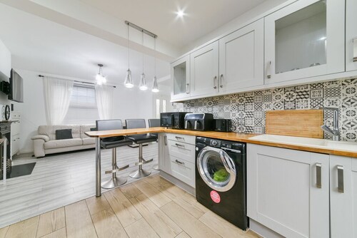 25 Minutes to London City Centre! Family-sized 2 Bed House!