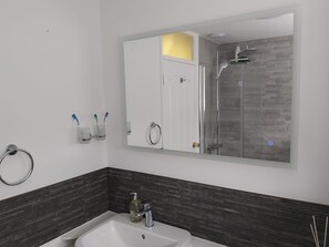 Umweltfreundliche Kosmetikartikel, Handtücher, Seife, Shampoo