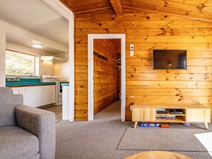 TV - Kaka Retreat - Taupo Holiday Home (Taupo)