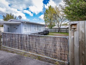 Exterior - Kaka Retreat - Taupo Holiday Home (Taupo)