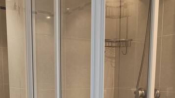 Regadera, secadora de cabello, bidet, toallas