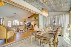 Dining - ULTRA-LUXURY Villa in CAPE- Book your stay today and indulge in the lap o luxury (Cape Coral)
