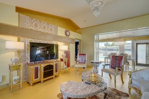 Living area - ULTRA-LUXURY Villa in CAPE- Book your stay today and indulge in the lap o luxury (Cape Coral)