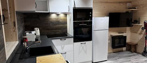 雪櫃、微波爐、焗爐、爐具