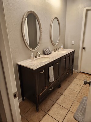 Combined shower/tub, towels, soap, shampoo - Perfect for out of town workers.  Fully furnished, all bills paid! (Orange)