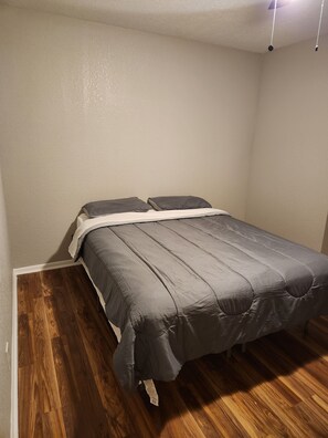 4 bedrooms, WiFi, bed sheets - Perfect for out of town workers.  Fully furnished, all bills paid! (Orange)