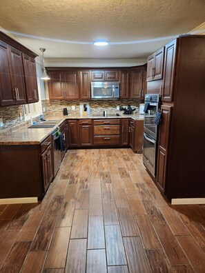 Private kitchen - Perfect for out of town workers.  Fully furnished, all bills paid! (Orange)