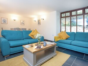 TV, fireplace - UK45541-Old Stable Cottage (Sampford Courtenay, Okehampton)
