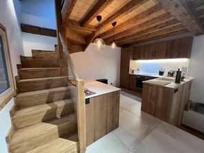 Kjøleskap, ovn, kokeplater og oppvaskmaskin