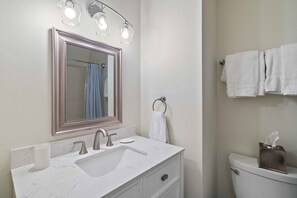 Sèche-cheveux, serviettes fournies, savon, shampoing