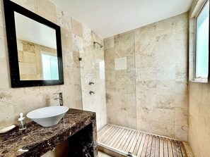 Een douche, een haardroger, handdoeken, shampoo