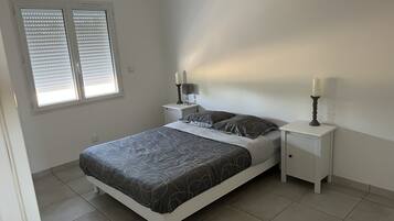 3 slaapkamers, een strijkplank/strijkijzer, beddengoed