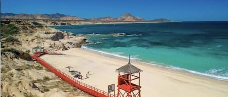 Una spiaggia nelle vicinanze