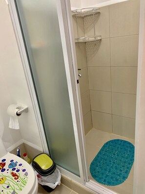 Bidê, toalhas de banho, sabonete, shampoo