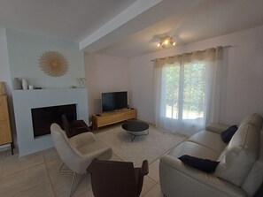 Smart TV, DVD player, ping pong, books