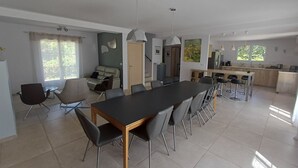 A modern living space with a dining area, kitchen, and seating area. - La Bastide Saint Roch - Modern and spacious in a quiet location with a pool (La Tour-d'Aigues)