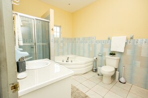 Hair dryer, towels, soap, toilet paper - Entire Home in Discovery Bay, St. Ann (Discovery Bay)