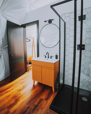 Ducha, secador de pelo y toallas