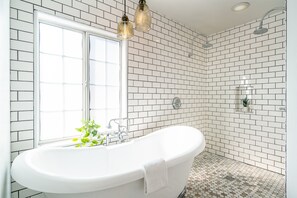 Haartrockner, Handtücher, Seife, Shampoo