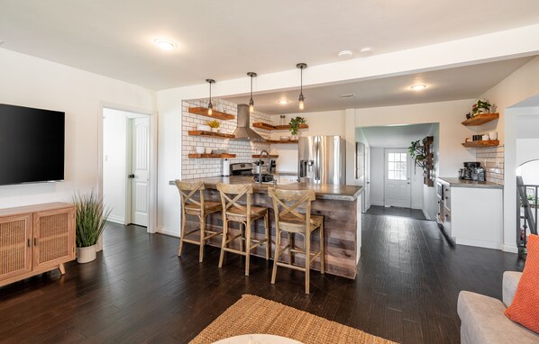 Interior - Cozy Mid-Century Charmer - Huge Backyard - Firepit (La Mesa)