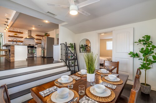 Cozy Mid-Century Charmer - Huge Backyard - Firepit