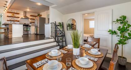 Cozy Mid-Century Charmer - Huge Backyard - Firepit