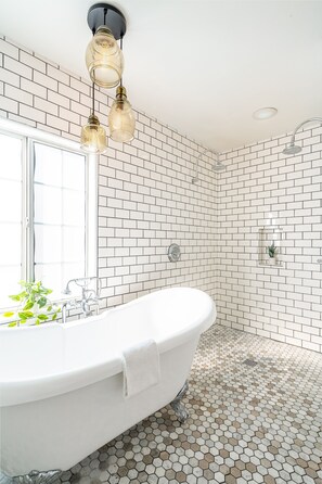 Hair dryer, towels, soap, shampoo - Cozy Mid-Century Charmer - Huge Backyard - Firepit (La Mesa)