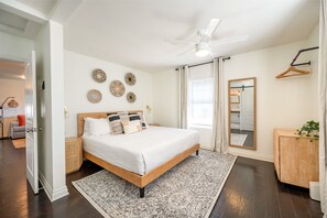 3 habitaciones, tabla de planchar con plancha y cuna de viaje 