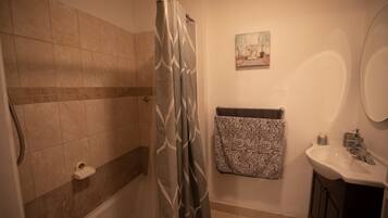 Haartrockner, Handtücher, Seife, Toilettenpapier