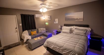 Luxurious Pool Cottage Sleep 2