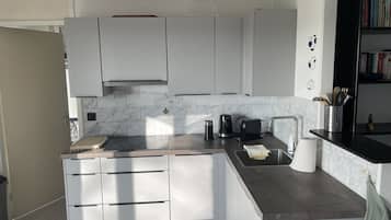 Een koelkast, een magnetron, een oven, een kookplaat