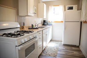 Réfrigérateur, four à micro-ondes, un four, surface de cuisson