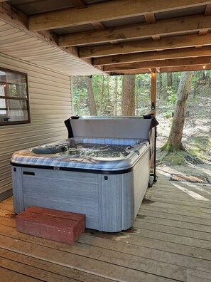 Terrace/patio - Timberline Cabins - Wildwood Cottage - Hot tub, Pets (Cambridge)