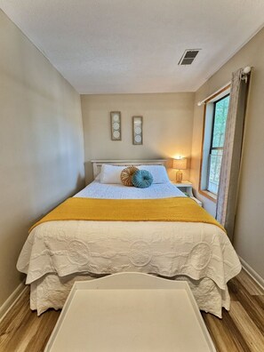 1 bedroom, internet, bed sheets